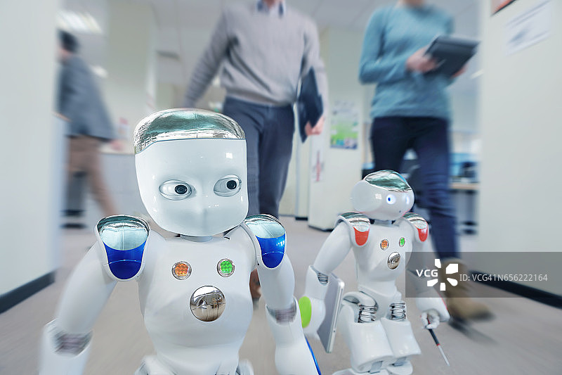 机器人在办公环境中与人类一起行走图片素材