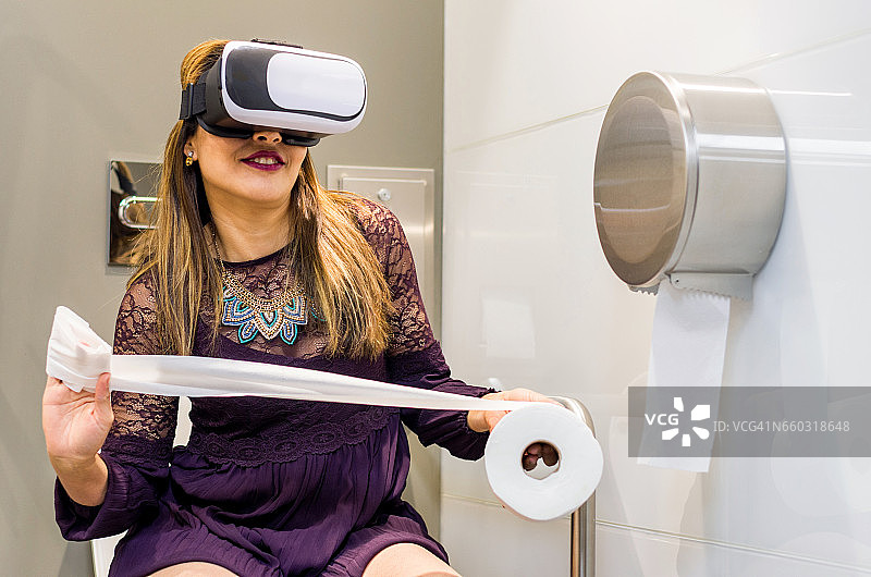 人们使用虚拟现实头盔厕所vr图片素材