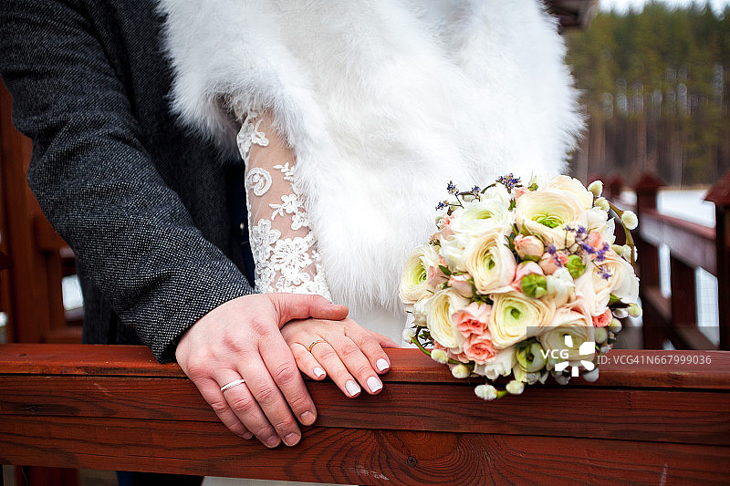 新娘手持戒指和婚礼花束图片素材
