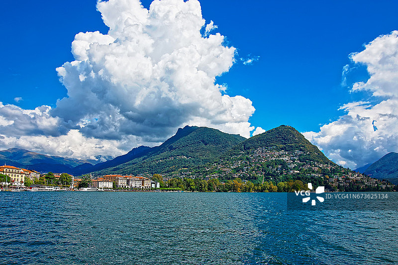 卢加诺湖和瑞士提契诺的山脉图片素材