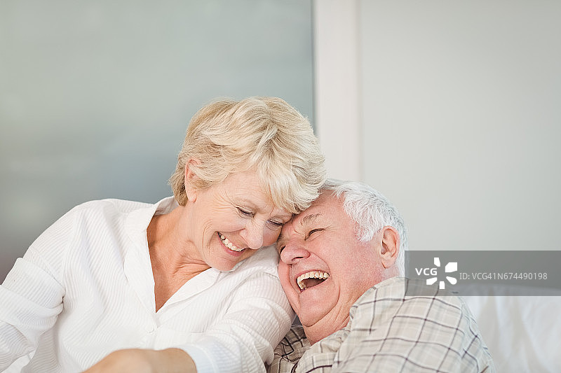 快乐的老夫妻笑了图片素材