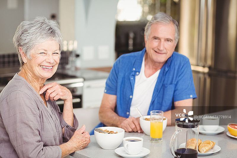 一对快乐的老年夫妇在吃早餐图片素材
