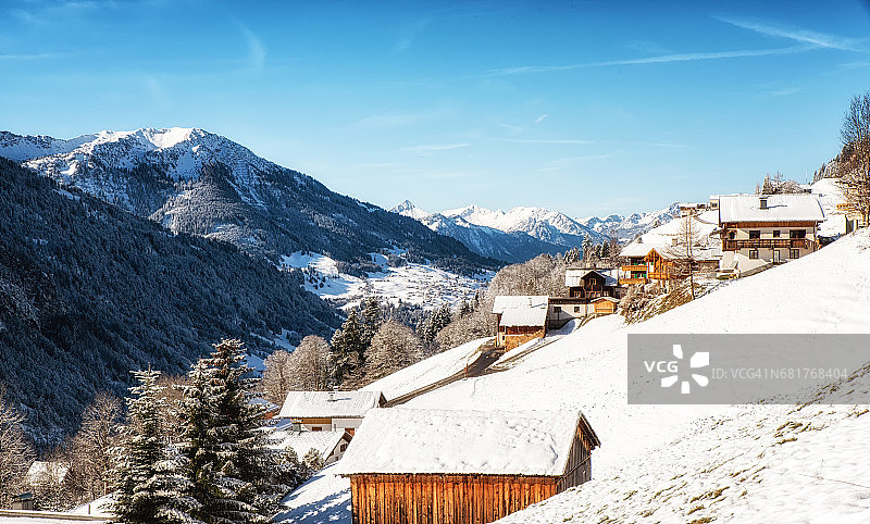 冬季景观与滑雪旅馆在奥地利阿尔卑斯山沃拉尔贝格地区图片素材