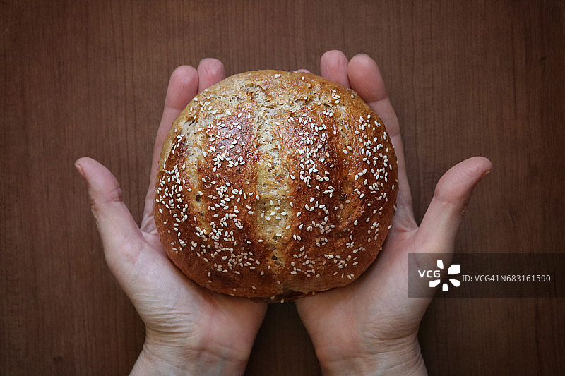 意大利乡村面包在手图片素材