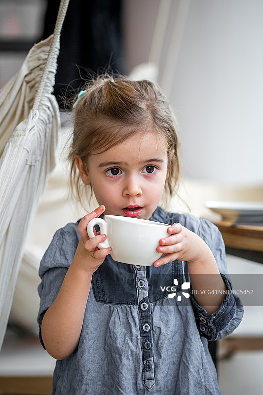 小女孩在咖啡厅喝茶图片素材
