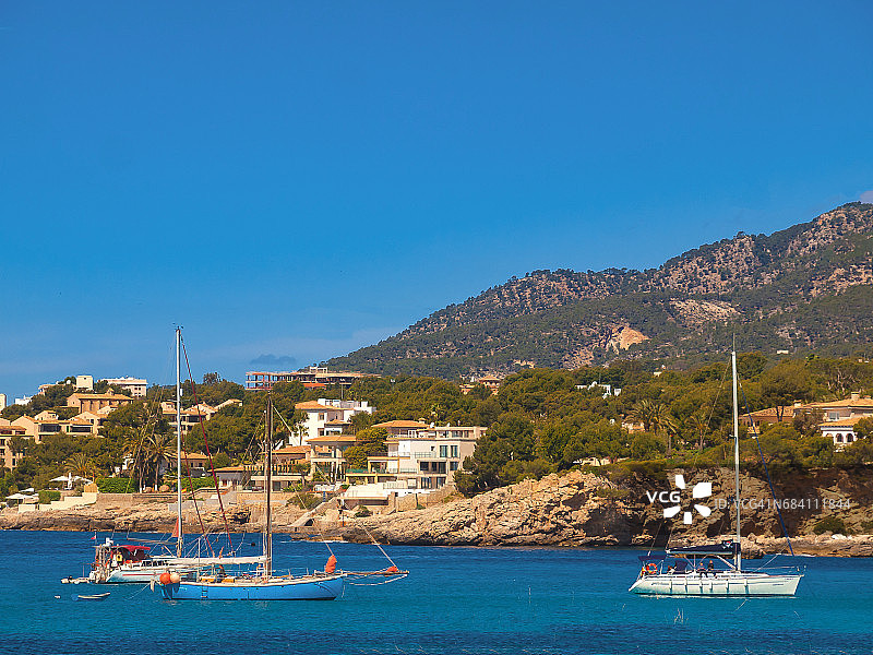 西班牙，马略卡岛，Calvia - Cala Xinxell船舶和别墅图片素材
