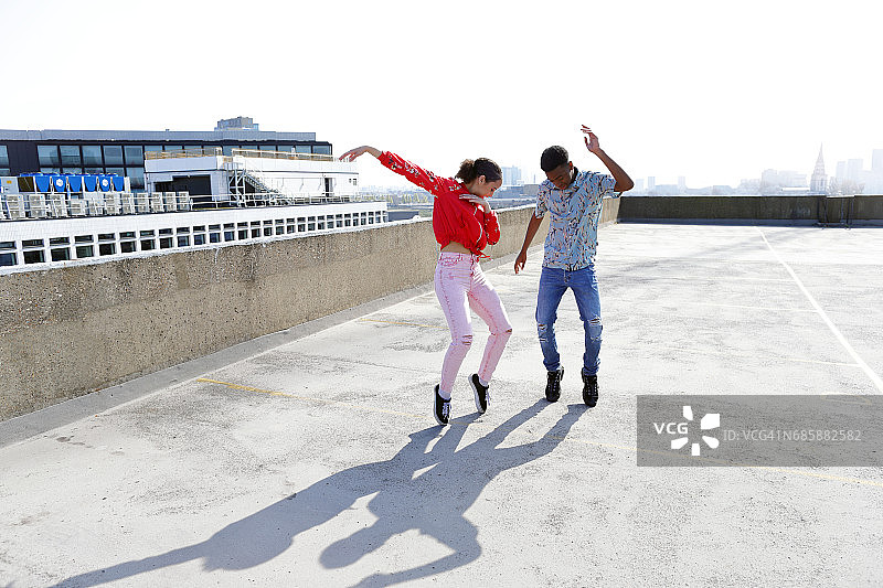 青少年们在伦敦的屋顶上跳舞，俯瞰整个城市。图片素材