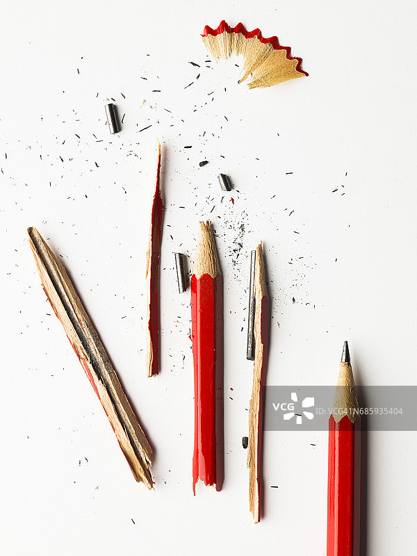 红铅笔碎成小块，概念性的图片素材