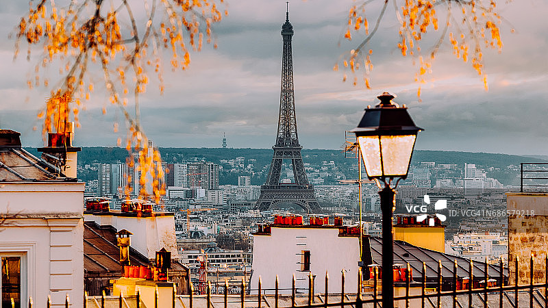 法国巴黎的埃菲尔铁塔，白天图片素材