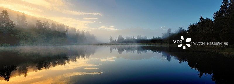 马锡森湖在早晨被雾覆盖，南岛，新西兰图片素材