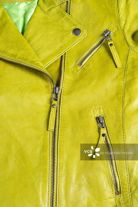 绿色的皮夹克。皮夹克宏观细节。夹克拉链和口袋图片素材
