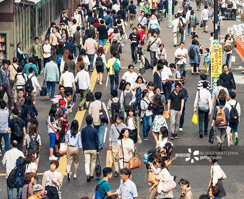 日本东京行人的高角度视角图片素材