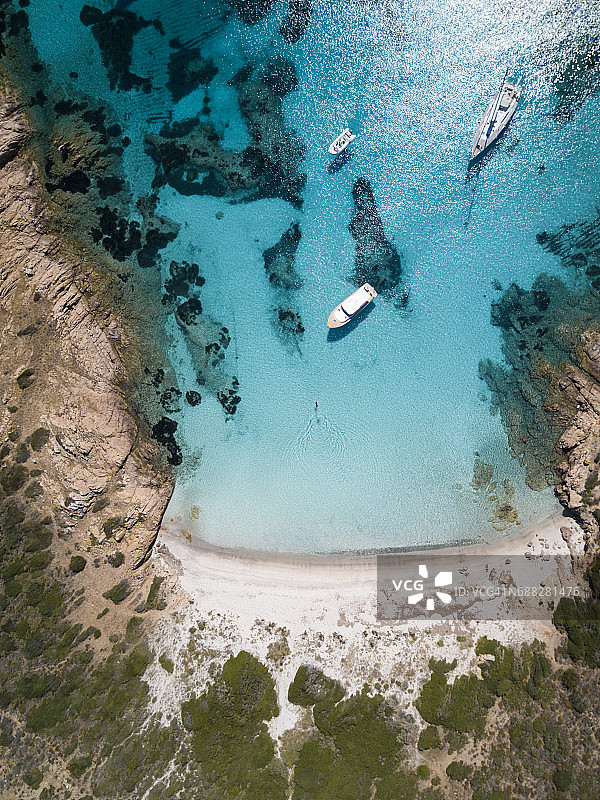 撒丁岛莫里托里奥岛前一艘船的鸟瞰图。令人惊叹的海滩，绿松石和透明的大海。翡翠海岸，撒丁岛，意大利。图片素材