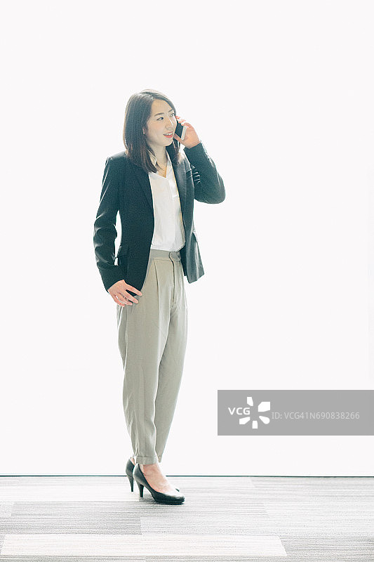 一个日本商业女性的肖像与智能手机图片素材