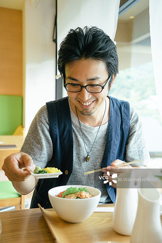 一个年轻的日本人正在吃午饭图片素材