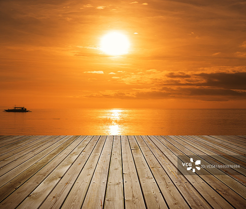 热带海边日出的木制平台图片素材