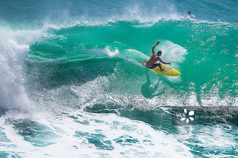 一名冲浪者在巴厘岛乘风破浪图片素材