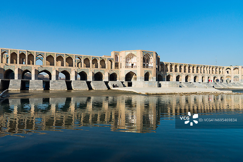 伊朗伊斯法罕Khaju桥的全景图片素材