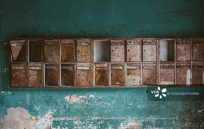 旧的和废弃的邮箱图片素材
