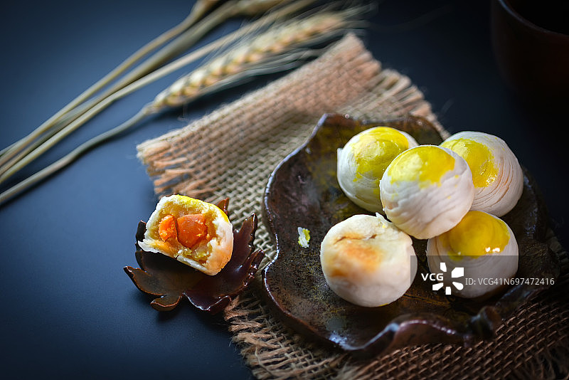 黄豆泥，咸蛋黄，中国节日，亚洲传统的美味糕点。图片素材