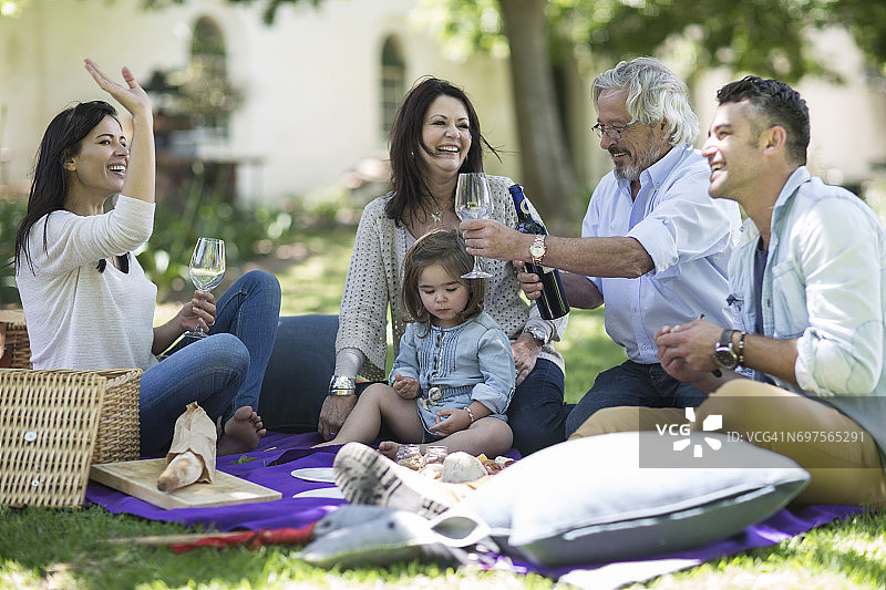 快乐的大家庭一起野餐图片素材
