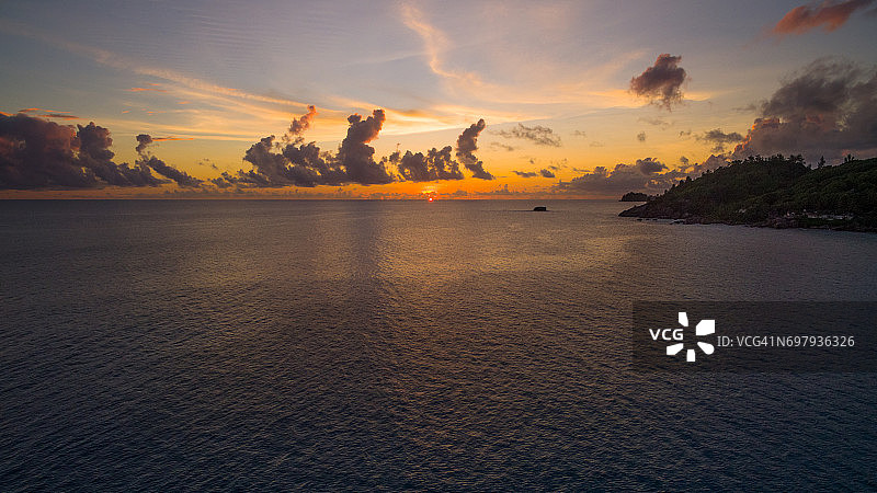 航拍:Anse Intendanse日落，Mahé岛，塞舌尔图片素材