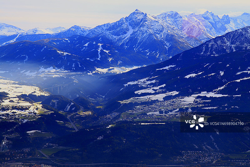 鸟瞰图的因斯布鲁克城市景观，布伦纳山口全景和田园诗般的北蒂罗尔雪山卡温德尔山脉从上面，奥地利图片素材