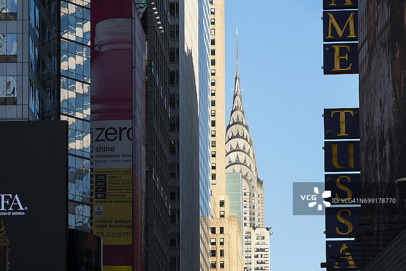 在纽约市曼哈顿中城第42街时代广场的许多招牌后面可以看到克莱斯勒大厦。图片素材