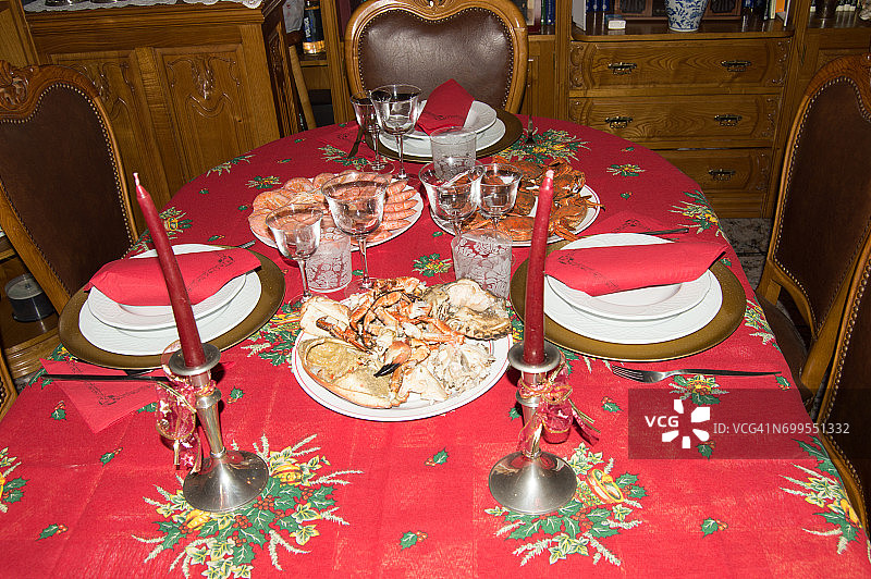 配有圣诞装饰的食物图片素材