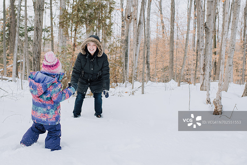母亲和女儿在雪中玩耍，彼得伯勒，安大略图片素材
