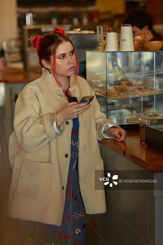 咖啡店里的年轻自信的女人图片素材