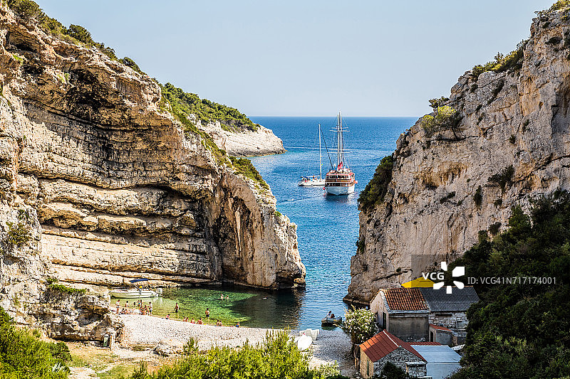 克罗地亚海岸线上的帆船和船只图片素材