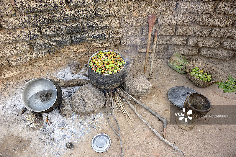 布基纳法索Toeghin村，烹饪牛油果树的果实图片素材