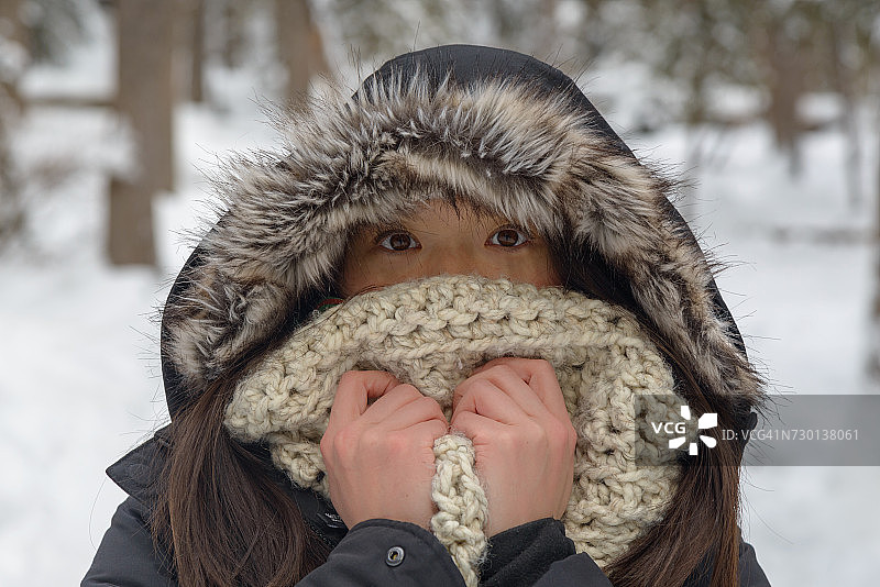 穿着毛皮连帽大衣的女人，露易丝湖，加拿大阿尔伯塔省图片素材