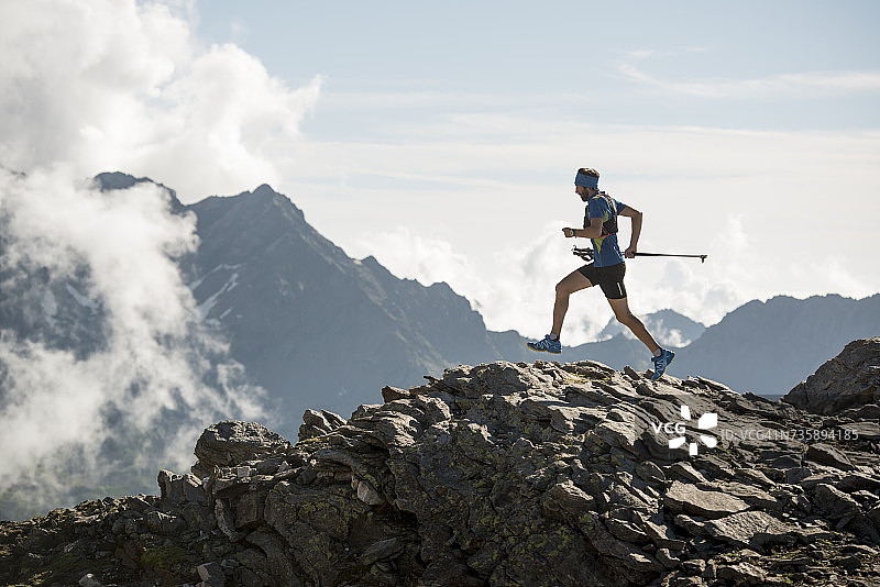意大利，阿拉格纳，在蒙特罗莎山附近移动的trail runner图片素材