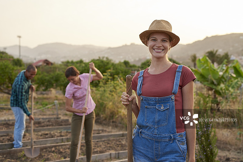 微笑的年轻农民的肖像图片素材