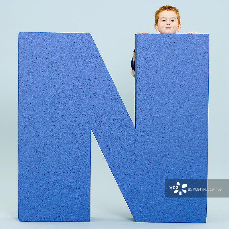 字母N的男孩图片素材