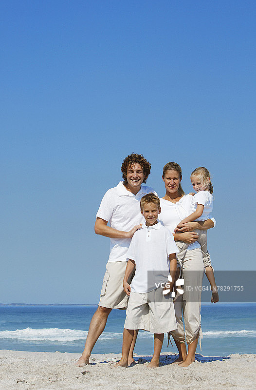 海滩上的家人图片素材