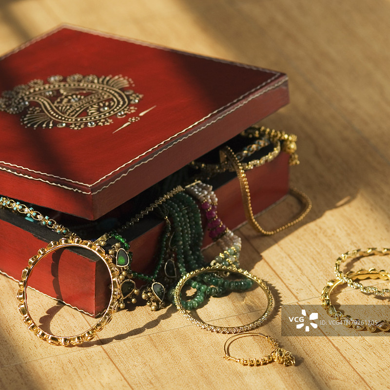 珠宝从盒子里溢出的特写图片素材