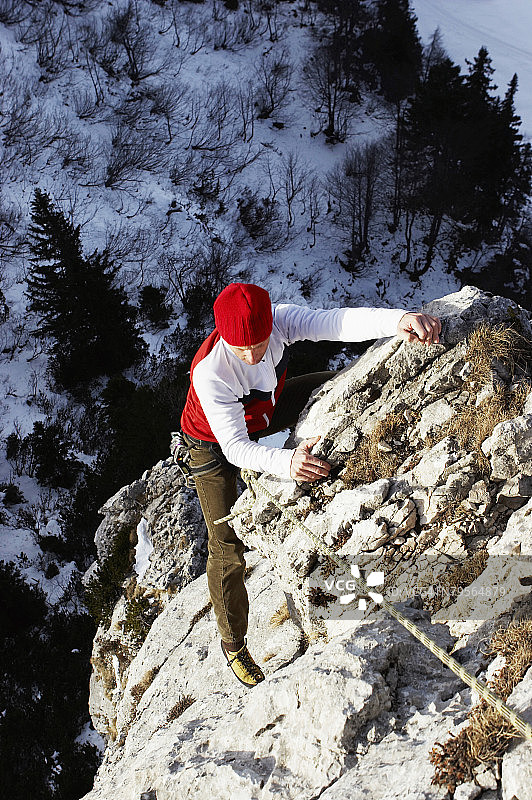 德国，巴伐利亚，年轻女子在岩石上攀爬图片素材