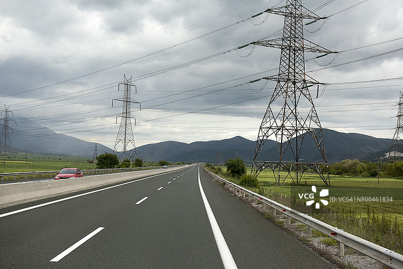 希腊北部西马其顿地区科扎尼附近的高速公路上架设的电塔图片素材