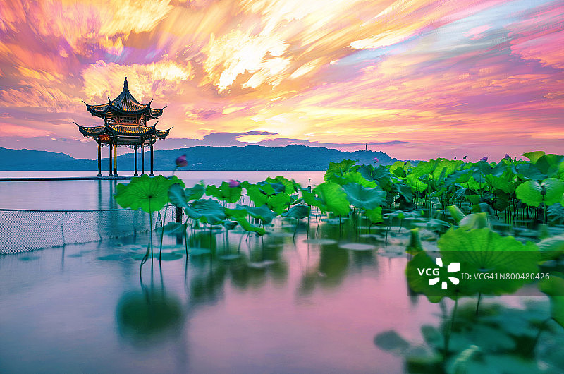 落日余晖下的西湖凉亭，中国杭州图片素材