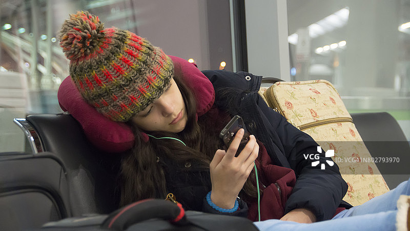 青少年在机场休息室使用手机图片素材