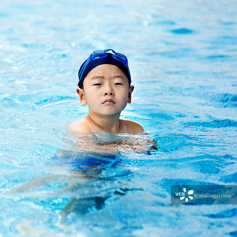 小男孩在游泳池里图片素材