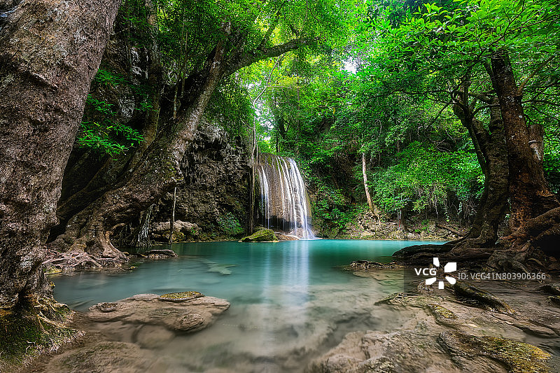 四面瀑布是泰国北碧府春天森林里的一个美丽瀑布。图片素材