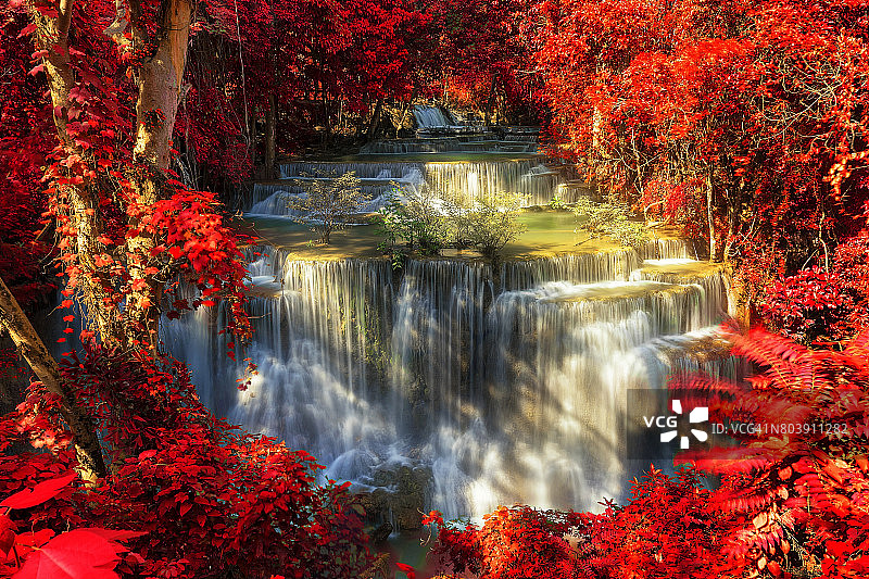 秋季森林瀑布美丽，森林瀑布幽深。图片素材