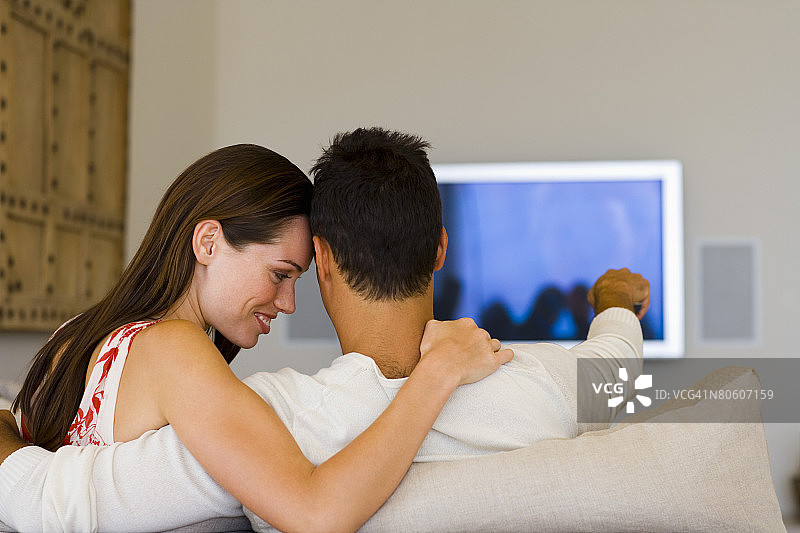 一男一女在客厅里看电视图片素材