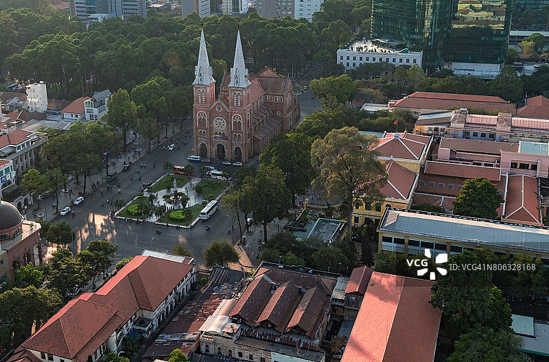 西贡圣母院大教堂，正式名称为圣母无玷圣婴大教堂，位于越南胡志明市市中心图片素材