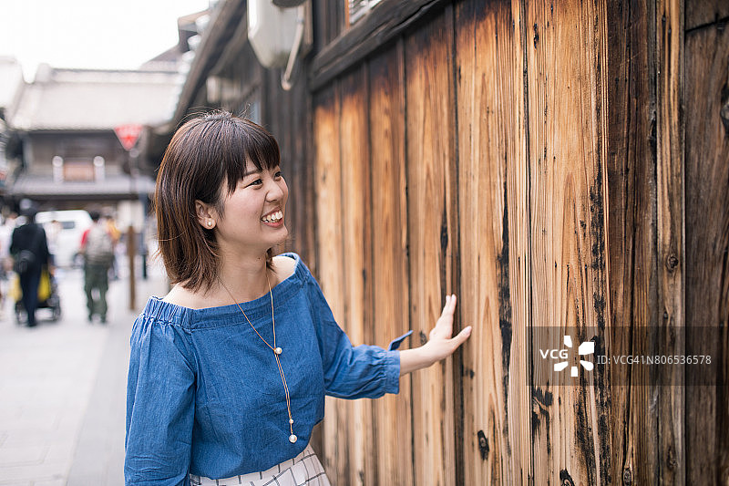 年轻女子参观传统的日本城镇图片素材