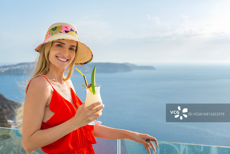 度假的女人享受着热带鸡尾酒图片素材